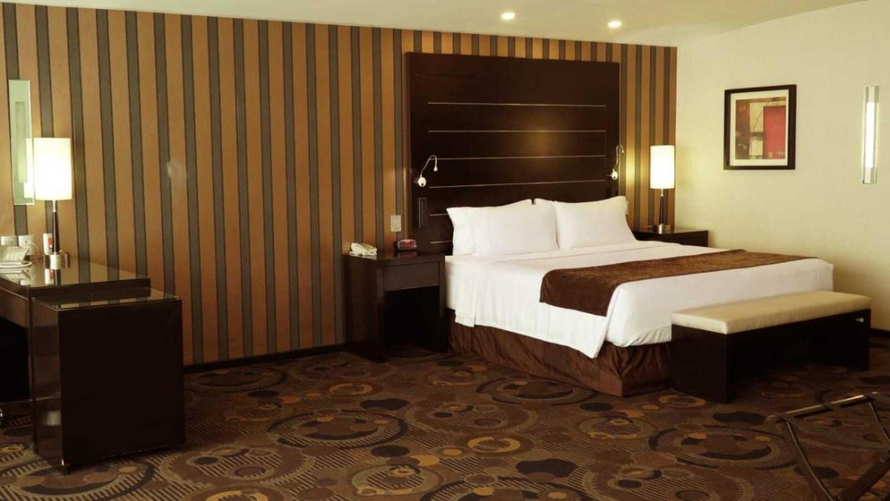 Отель Crowne Plaza Toluca - Lancaster By Ihg Экстерьер фото
